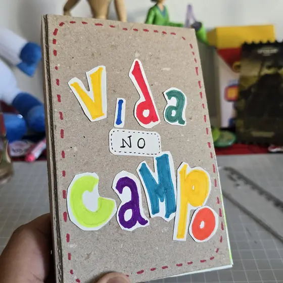 Caderno de capa kraft com letras recortadas formando Vida no Campo